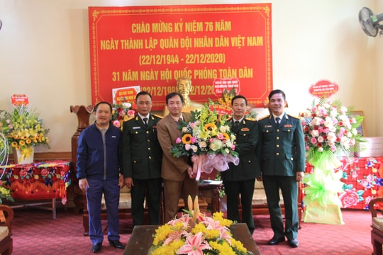 Lữ đoàn xe tăng 215 gặp mặt nhân kỷ niệm Ngày thành lập Quân đội nhân dân Việt Nam