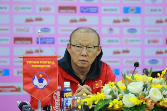 HLV Park Hang-seo than thở chuyện V.League 'sính ngoại'