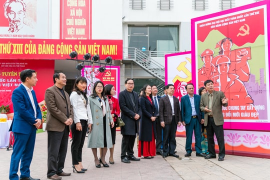 Triển lãm tranh cổ động tấm lớn tuyên truyền Đại hội Đảng tại thành phố Vinh