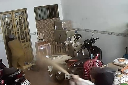 Xông vào cửa hàng dùng bình xịt hơi cay tấn công để cướp tài sản