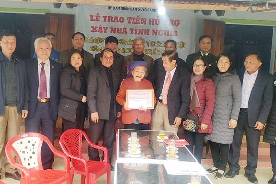Trao 100 triệu đồng hỗ trợ xây nhà tình nghĩa cho thân nhân liệt sỹ ở Anh Sơn và Thanh Chương  ​