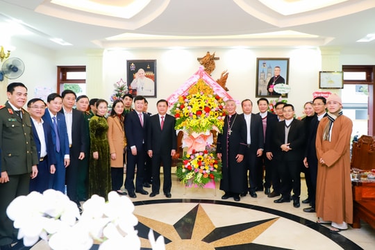 Lãnh đạo tỉnh Nghệ An thăm, chúc mừng Tòa Giám mục Giáo phận Vinh nhân Lễ Giáng sinh 2020