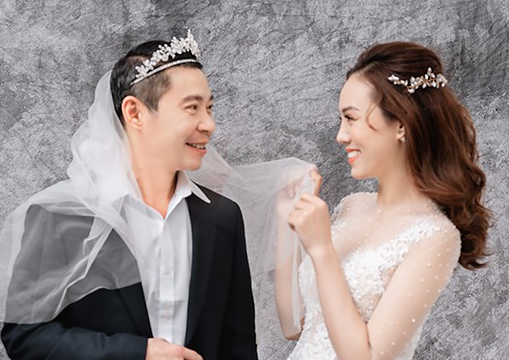 Bộ ảnh cưới hài hước của 'cô Đẩu' Công Lý với vợ kém 15 tuổi 