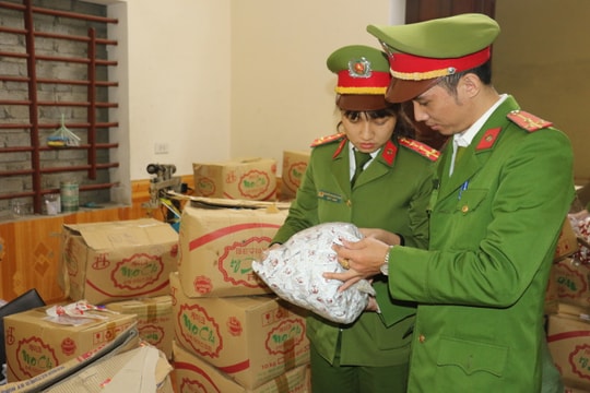 Gom kẹo hết hạn sử dụng từ Hà Nội về Vinh dán nhãn ngày sản xuất mới để bán dịp Tết