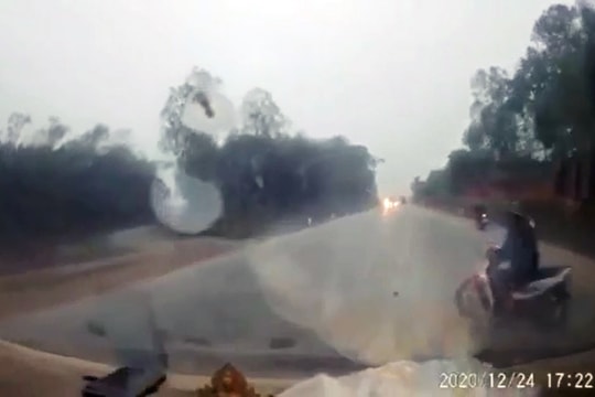 Sang đường bất cẩn, người đàn ông thoát chết trong gang tấc