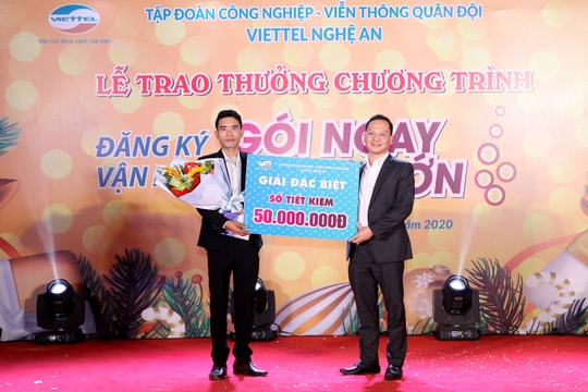 Khách hàng dùng Viettel ở Đô Lương trúng thưởng sổ tiết kiệm 50 triệu đồng 