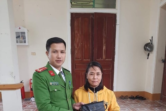 Trả lại túi xách đầy tiền cho người phụ nữ bất cẩn