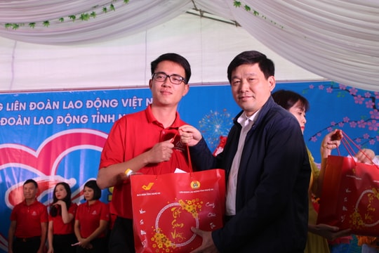 Chương trình 'Tết sum vầy – Kết nối yêu thương' đến với công nhân lao động huyện Quỳnh Lưu và Quỳ Hợp