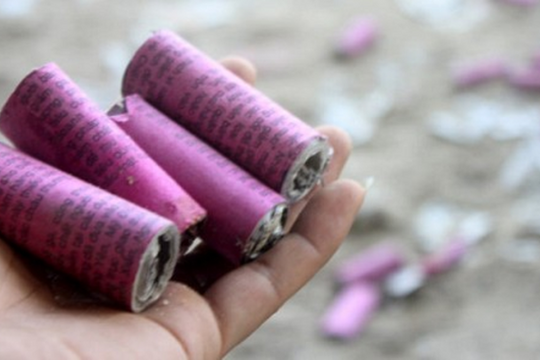 Nam sinh lớp 11 bán pháo cho học sinh lớp 8