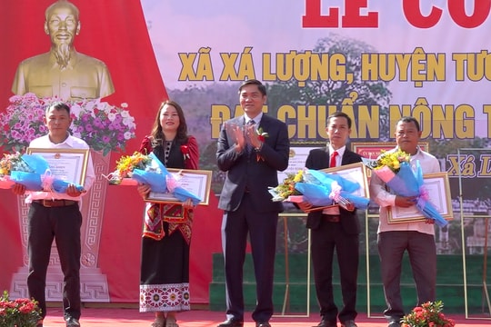 Xã Xá Lượng (Tương Dương) đón Bằng Công nhận xã đạt chuẩn nông thôn mới