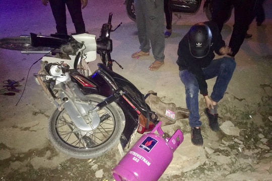 Va chạm với xe máy chở bình ga, 1 người đàn ông nhập viện cấp cứu