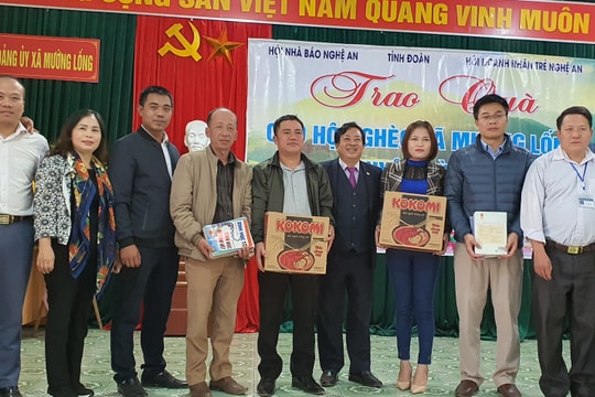 Hội Nhà báo Nghệ An - Tỉnh đoàn - Hội Doanh nhân trẻ tặng quà hộ nghèo ở Kỳ Sơn