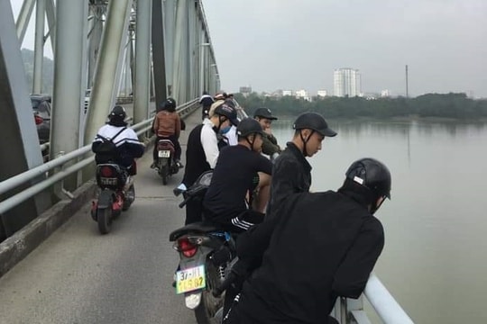 Nghi vấn mẹ ôm con nhảy cầu Bến Thủy tự tử