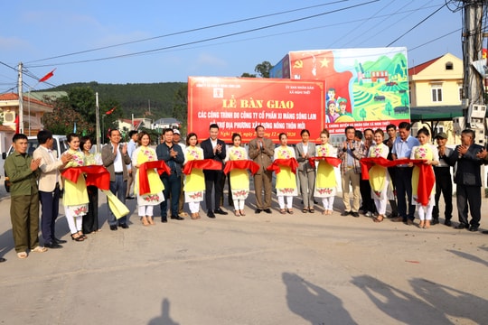 Công ty CP Xi măng Sông Lam bàn giao các công trình hỗ trợ xây dựng nông thôn mới ở xã Nghi Thiết