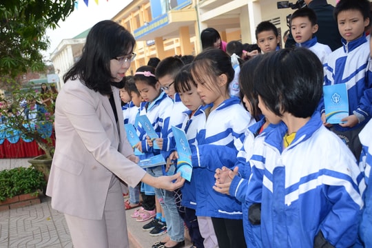 Bảo hiểm Xã hội Nghệ An tặng 166 thẻ BHYT tại TP. Vinh và huyện Hưng Nguyên