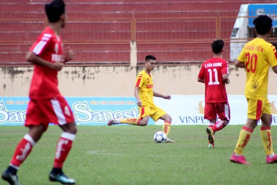 Trung vệ Lê Thành Lâm và màn ‘lột xác’ qua một giải đấu  