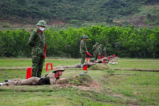 Xem học sinh THPT bắn đạn thật súng tiểu liên AK