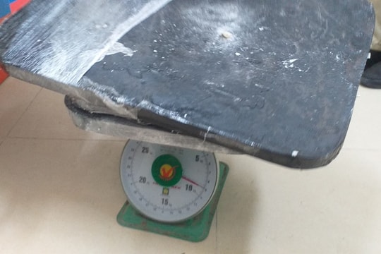 Bắt đôi nam nữ vận chuyển ma túy giấu trong thùng bánh kẹo 2 đáy