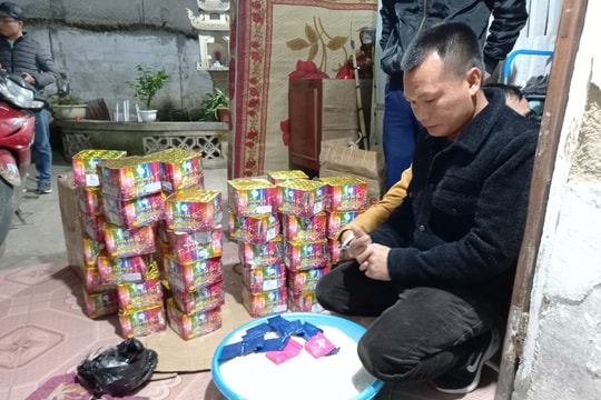 Nghệ An: Cặp anh em họ bị tóm khi đang 'thủ' lượng lớn pháo và ma túy 