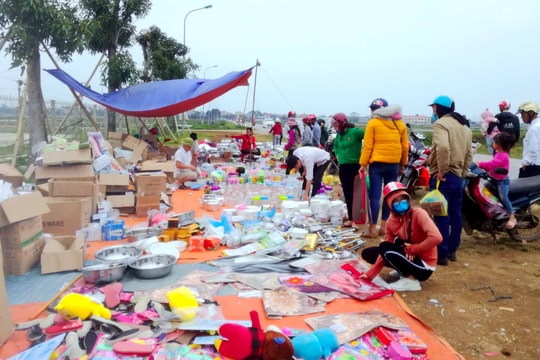 Hàng ‘đại hạ giá’ tràn ngập bên các tuyến đường tại Nghệ An