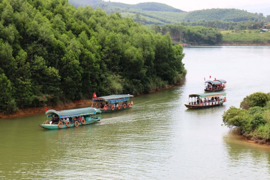 'Hạ Long xứ Nghệ' hút khách những ngày đầu năm