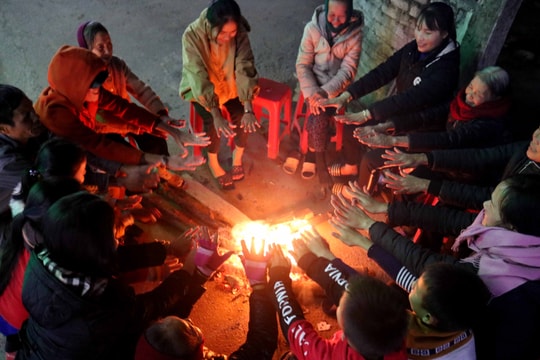 Người dân Nghệ An góp củi sưởi ấm ngày giá rét