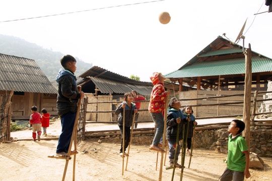 Trẻ em vùng cao Nghệ An trổ tài đi cà kheo đá bóng