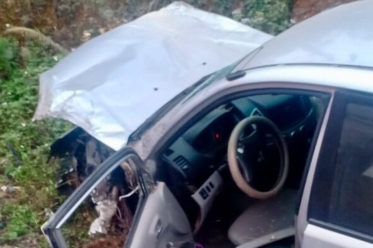 Nghệ An: Xe bán tải vỡ nát đầu nhưng không bung túi khí, tài xế nguy kịch