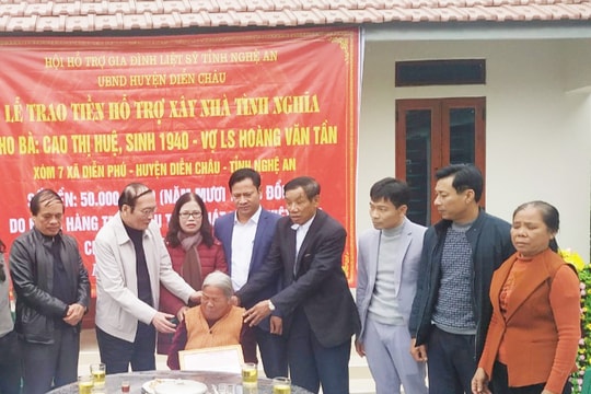 Trao 100  triệu đồng hỗ trợ xây nhà tình nghĩa cho thân nhân liệt sỹ ở huyện Diễn Châu