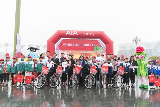 300 chiếc xe đạp được trao cho học sinh có hoàn cảnh khó khăn ở Nghệ An