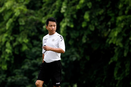 HLV Văn Sỹ Sơn lần đầu làm ‘thuyền trưởng’
