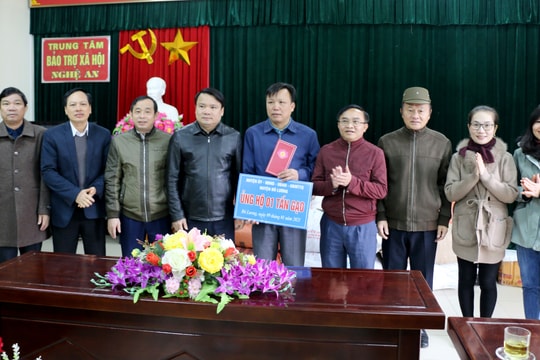 Ban Dân vận Tỉnh ủy tặng quà Trung tâm Bảo trợ xã hội Nghệ An