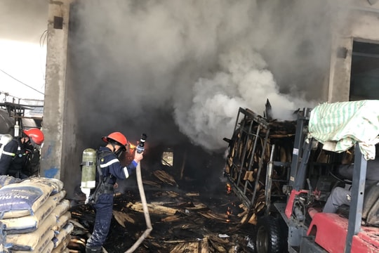 Lò sấy gỗ bốc cháy giữa trời giá rét