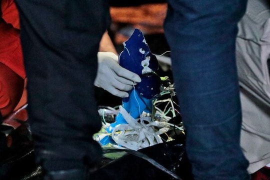 Tìm thấy mảnh thi thể trong vụ máy bay Boeing 737 bị rơi ở Indonesia