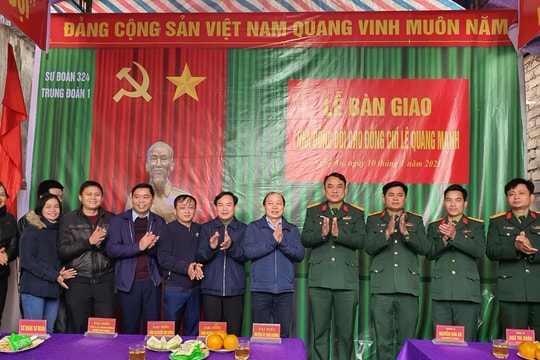 Bàn giao nhà đồng đội ở Con Cuông