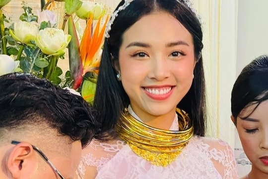 Á hậu Thúy An đeo 13 cây vàng trong lễ cưới