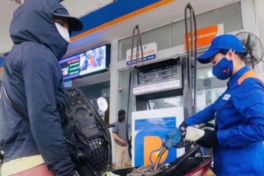 Giá xăng tăng lần thứ 4 liên tiếp, lên sát 17 nghìn/lít