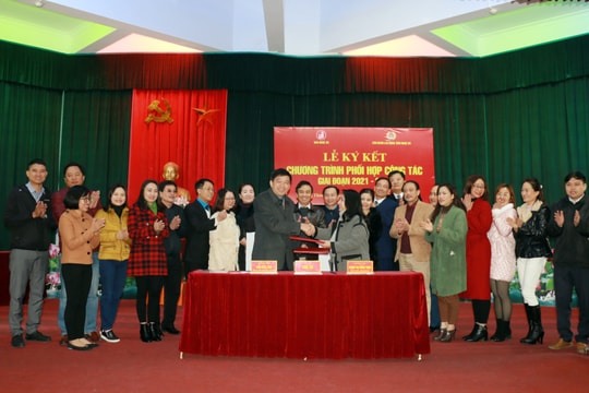 Ký kết phối hợp tuyên truyền và tiếp nhận phóng viên giữa Liên đoàn Lao động tỉnh và Báo Nghệ An