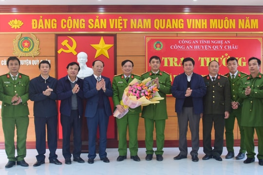 Khen thưởng tập thể, cá nhân phá chuyên án ma túy, bắt đối tượng giấu 1 bánh heroin và 12.400 viên ma túy dưới yên xe máy