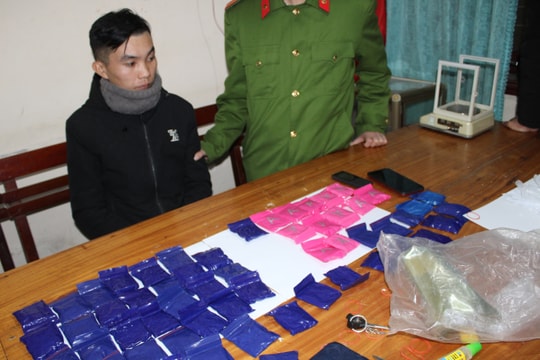 Bắt đối tượng giấu 1 bánh heroin và 12.400 viên ma túy dưới yên xe máy