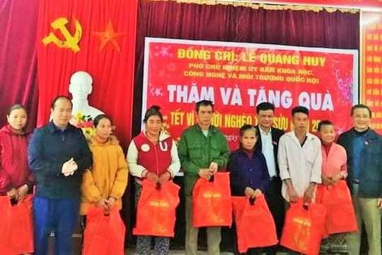 Đồng chí Lê Quang Huy trao quà cho hộ nghèo ở Kỳ Sơn