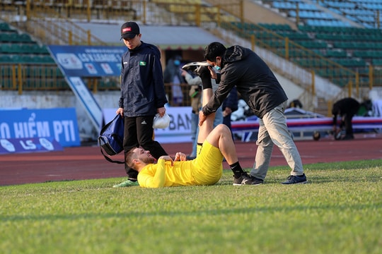 Đội trưởng SLNA và tân binh Bruno Henrique chấn thương trước trận Bình Định