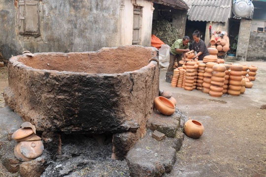 Cận cảnh đốt lò nấu nồi đất 'kiểu mới' ở Trù Sơn