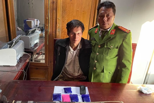 Con nghiện thủ nghìn viên ma túy cùng dao, súng chống trả cảnh sát