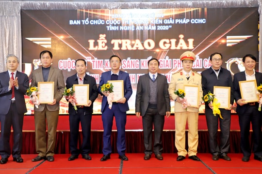 Trao giải cuộc thi 'Tìm kiếm sáng kiến, giải pháp cải cách hành chính tỉnh Nghệ An năm 2020'