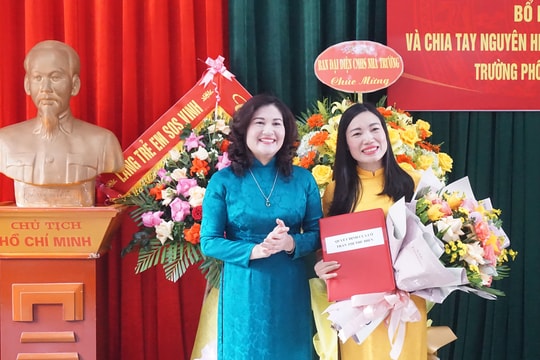 Thứ trưởng Bộ LĐ-TBXH trao quyết định bổ nhiệm Hiệu trưởng Trường Hermann Gmeiner Vinh