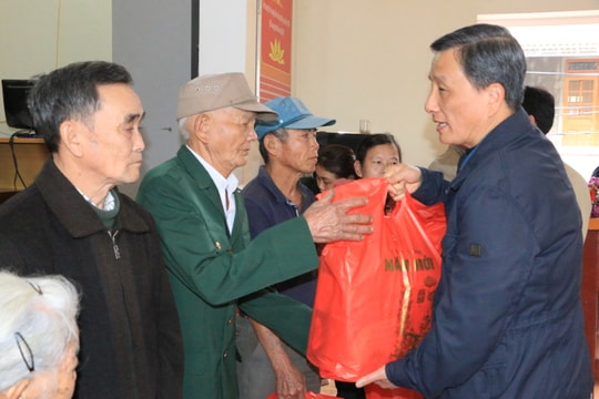 Đồng chí Lê Quang Huy tặng quà, chúc Tết người nghèo tại Nghệ An