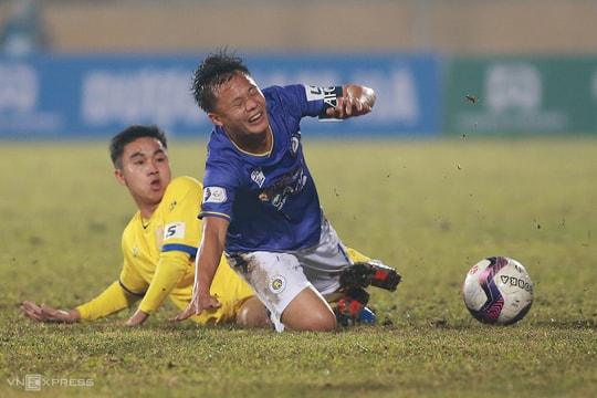 HLV Hà Nội tố Nam Định cố tình làm xấu mặt sân; Wayne Rooney giã từ sự nghiệp cầu thủ