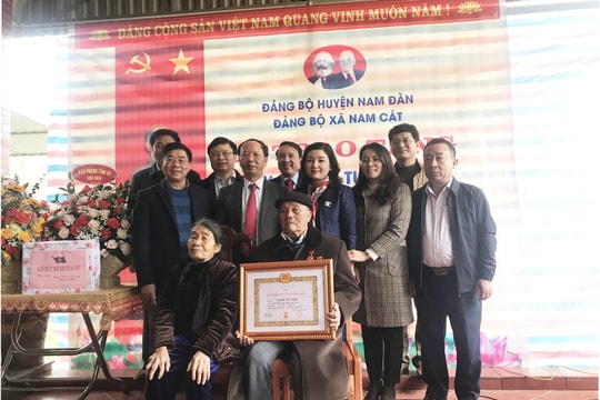 Lãnh đạo Tỉnh ủy trao tặng Huy hiệu 60 tuổi Đảng tại xã Nam Cát (Nam Đàn)