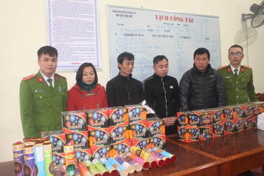 Bắt hai mẹ con buôn pháo nổ số lượng lớn